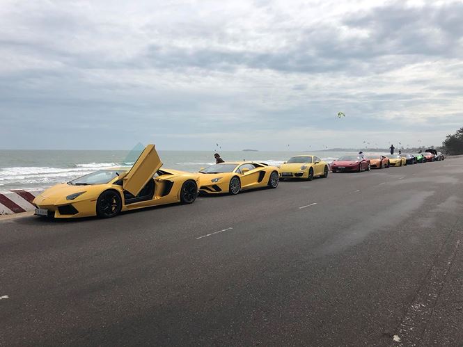 Cận cảnh dàn siêu xe của đại gia Sài thành rong chơi dịp cuối tuần